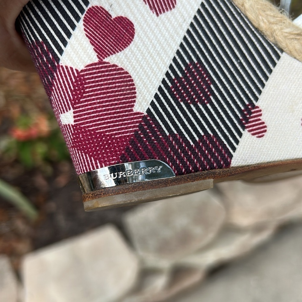 Burberry Nova Check Heart Wedges COA - Picture 11 of 14